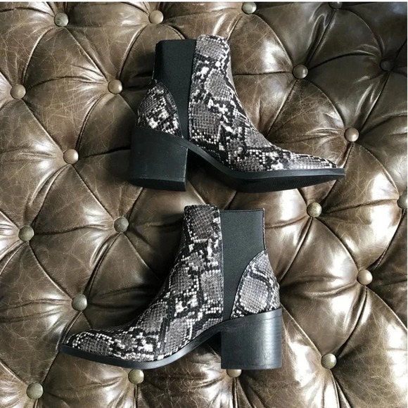 NEW Steve Madden Arrive Grey Snake embossed print Bootie
ARVE011 western point - Picture 7 of 14